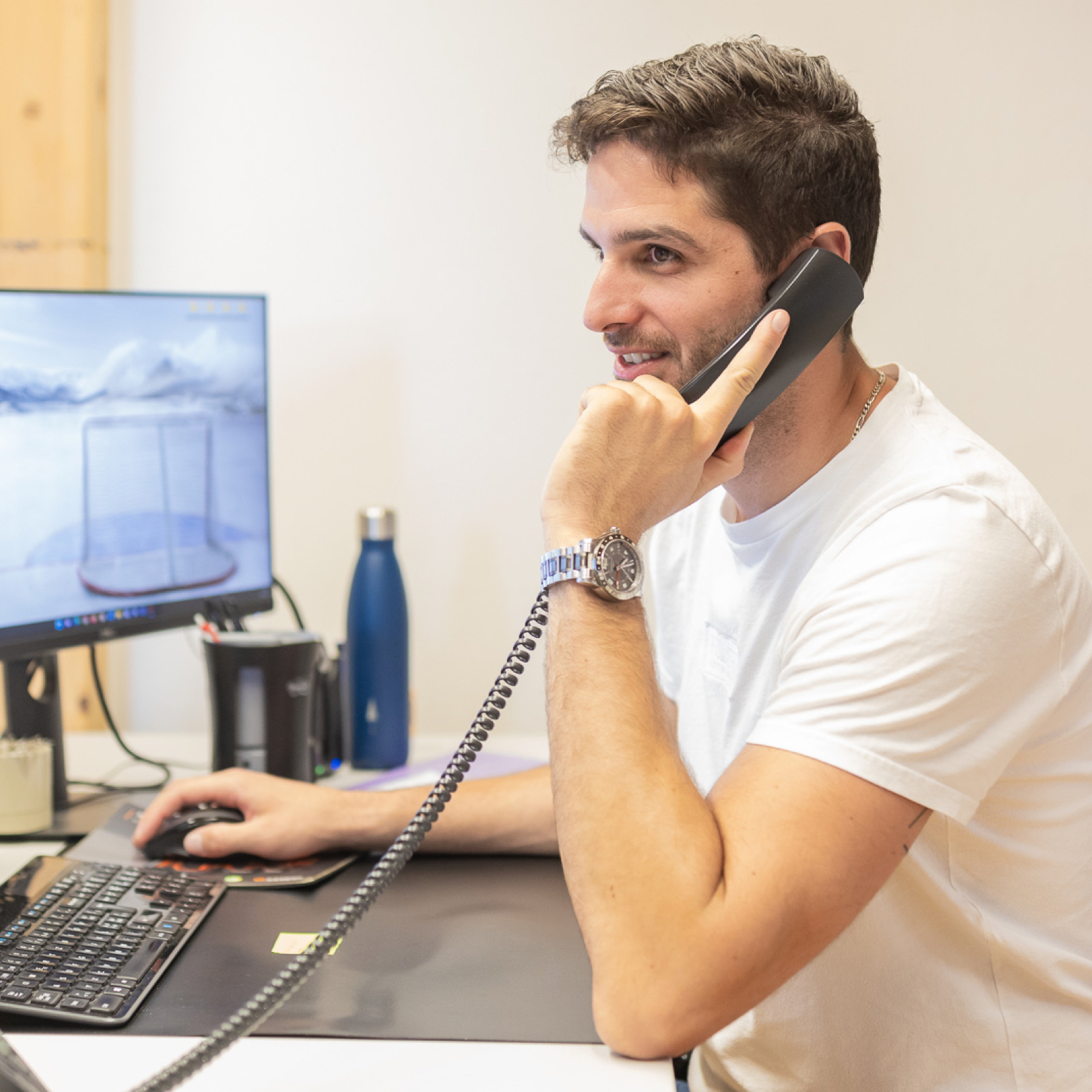 Employé répondant au téléphone